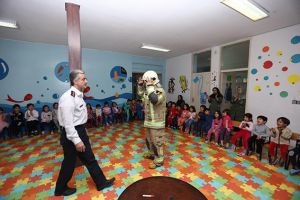 حضور آتش نشانی ایستگاه 84 برای آموزش به کودکان: عکس شماره 4 / 12