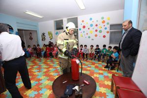 حضور آتش نشانی ایستگاه 84 برای آموزش به کودکان: عکس شماره 9 / 12